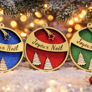 boule de noel en bois rouge bleue verte