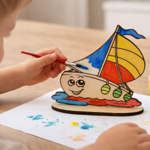 Enfant peint un bateau en bois.