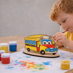 Enfant peint un bus en bois.