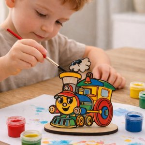 Enfant peint une locomotive en bois.