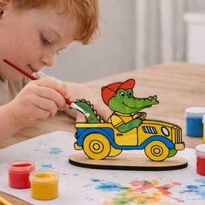 Enfant peint une voiture en bois.